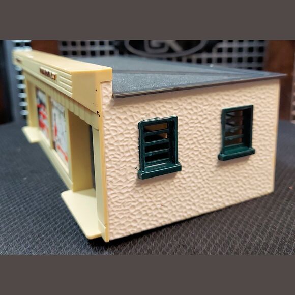 Plasticville Hardware & Pharmacy Store Vintage 1950's O & S Gauge assembled - Picture 3 of 5